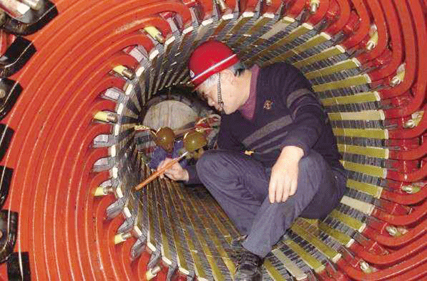 西安泰富西瑪電機(jī)吳高治、劉長(zhǎng)安、張衛(wèi)華榮獲西安市勞動(dòng)模范榮譽(yù)稱(chēng)號(hào)。