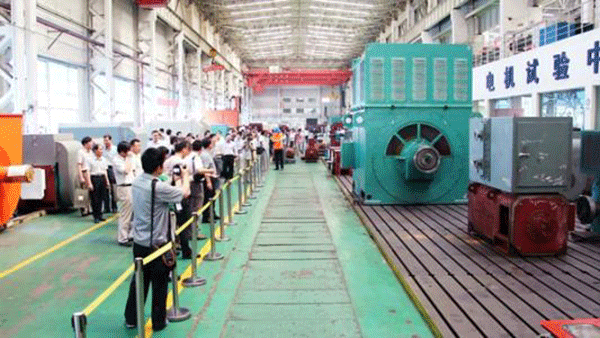 西安泰富西瑪電機(jī)成功開發(fā)YR系列4500KW大型廢鋼鐵破碎電機(jī)。