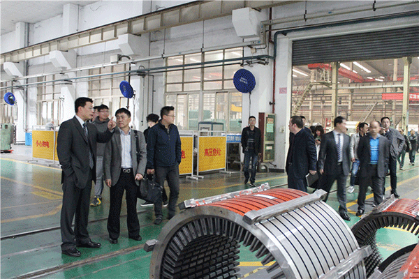 西瑪電機總經理楊天利帶領各位供應商代表參觀廠區(qū)